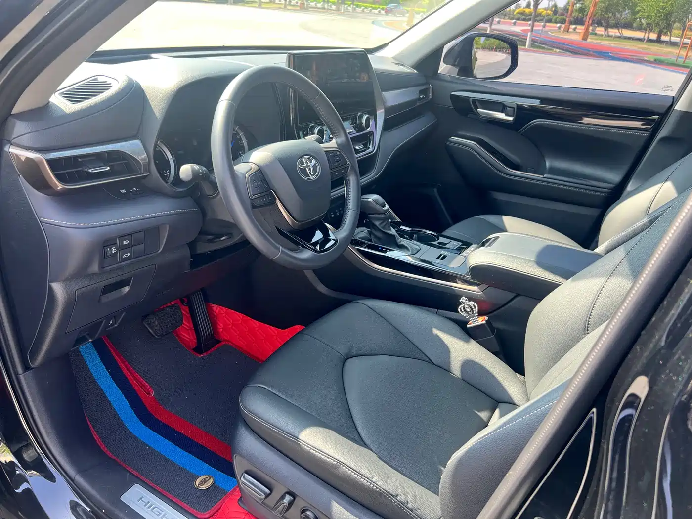 Toyota Highlander 2023 2.5L Smart Hybrid Dual Engine AWD Premium 7-Seater фото 4