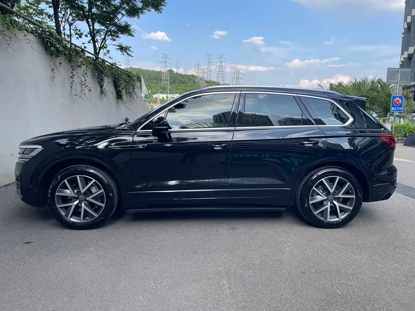 VOLKSWAGEN TOUAREG