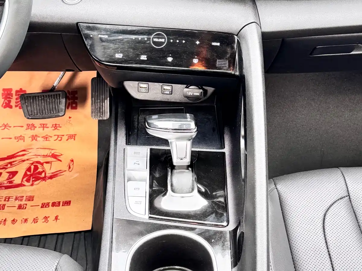 Hyundai Elantra 2022 1.5L CVT LUX Premium Edition фото 14