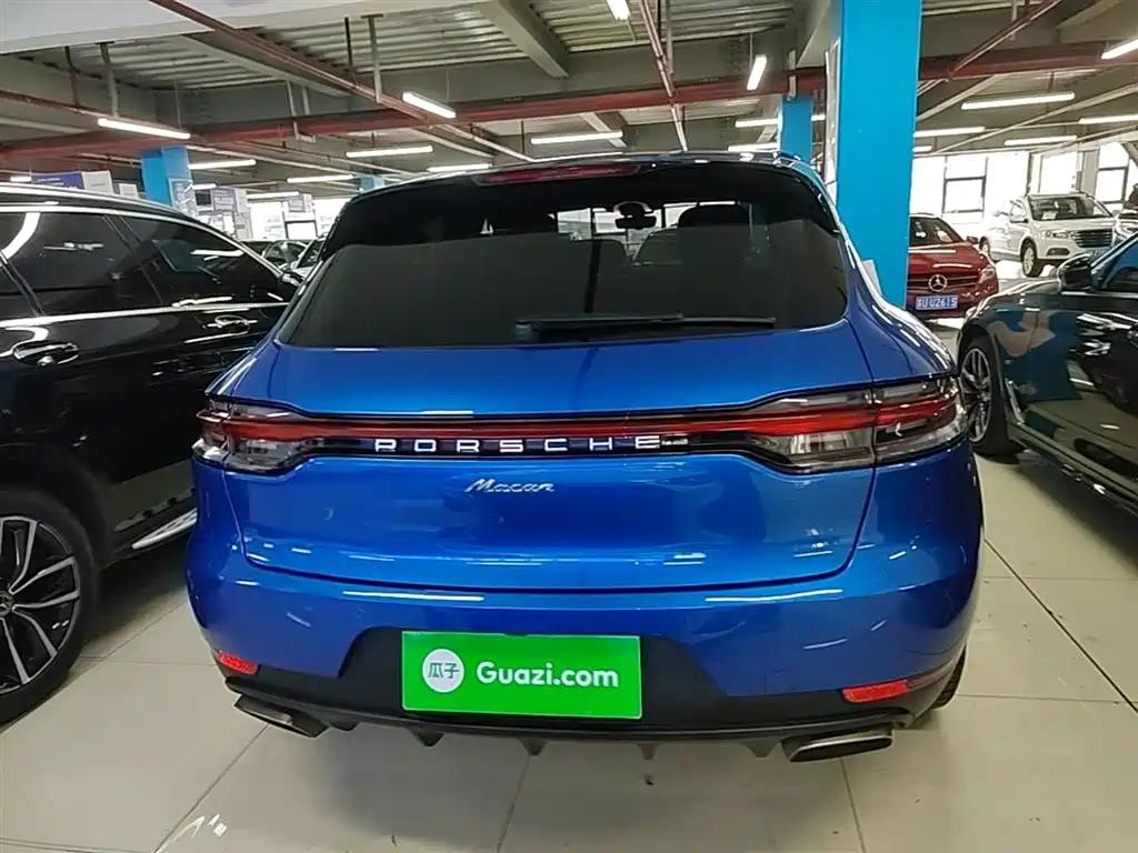PORSCHE MACAN