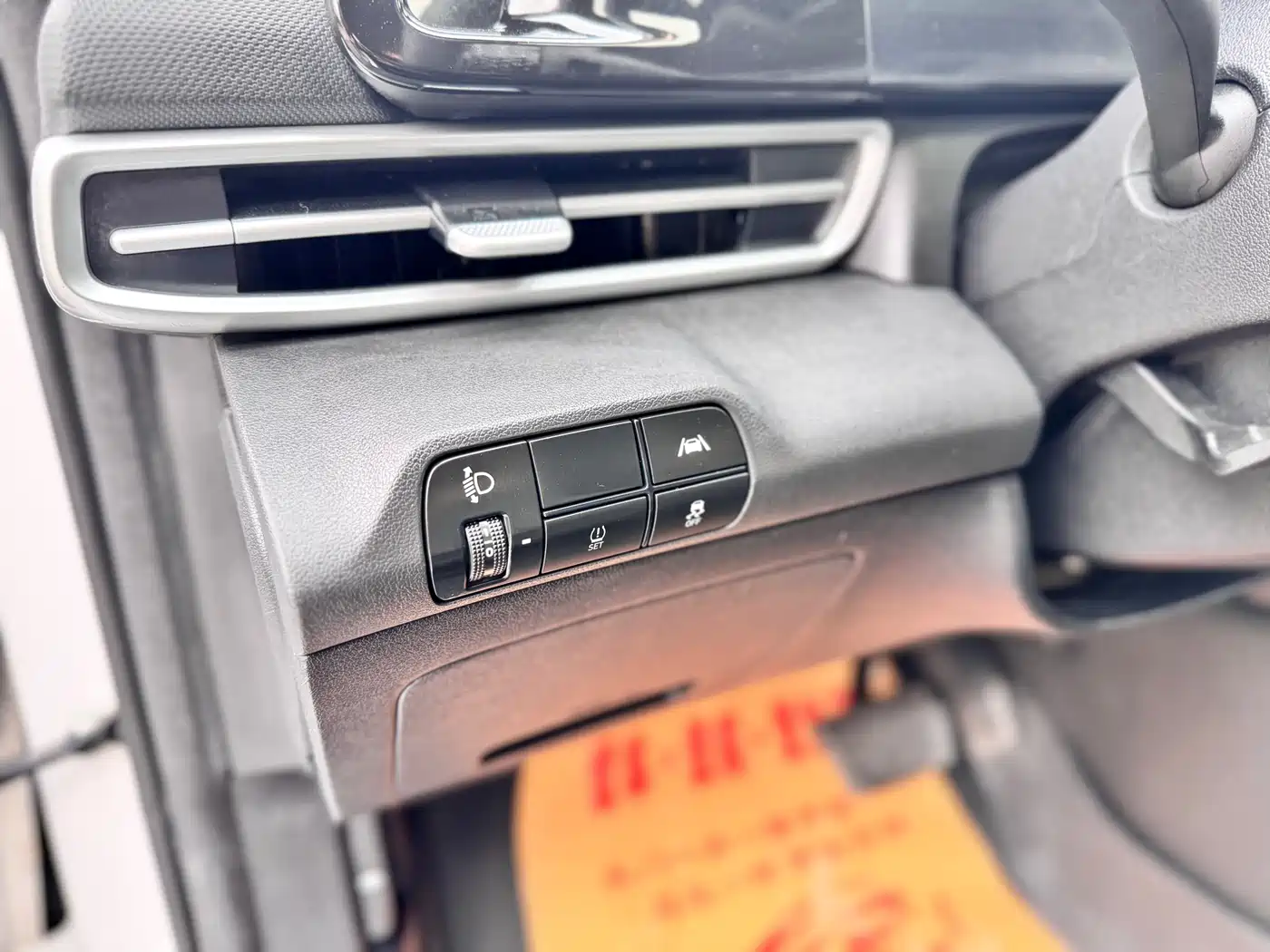 Hyundai Elantra 2022 1.5L CVT LUX Premium Edition фото 12