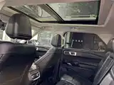 Photo 12 - Ford Explorer