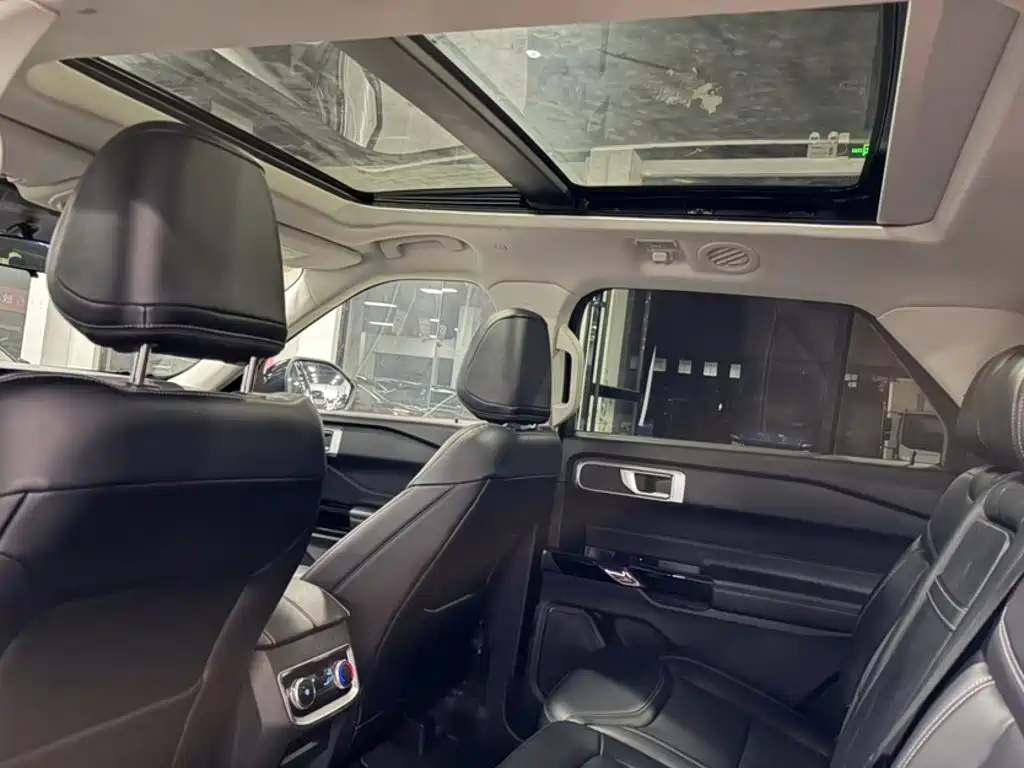 Photo 12 - Ford Explorer