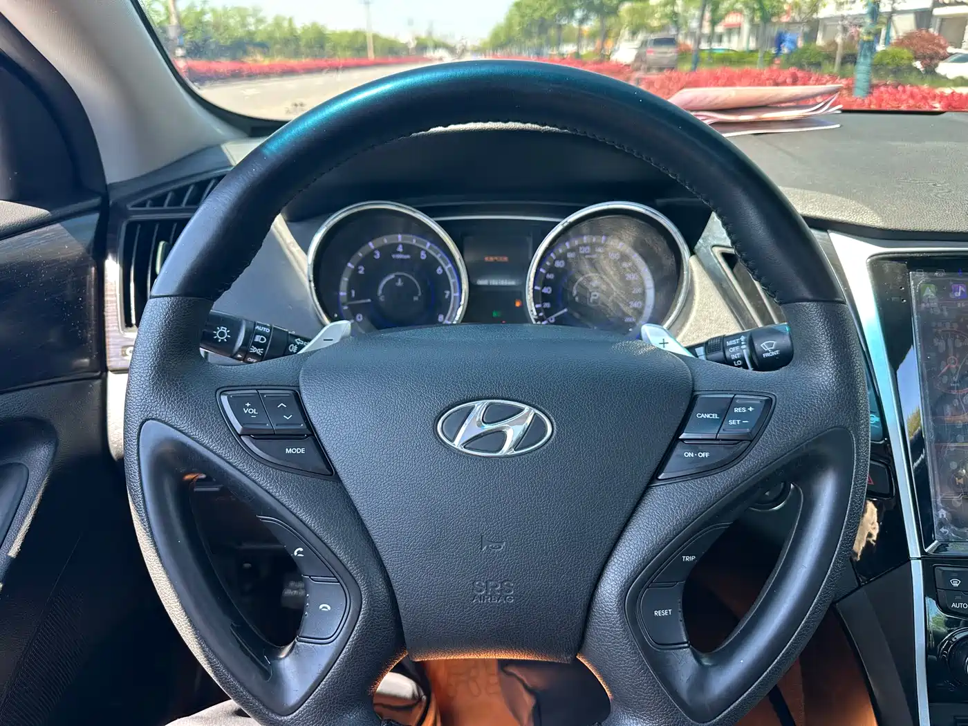 Hyundai Sonata 2011 2.0L Automatic Luxury фото 9