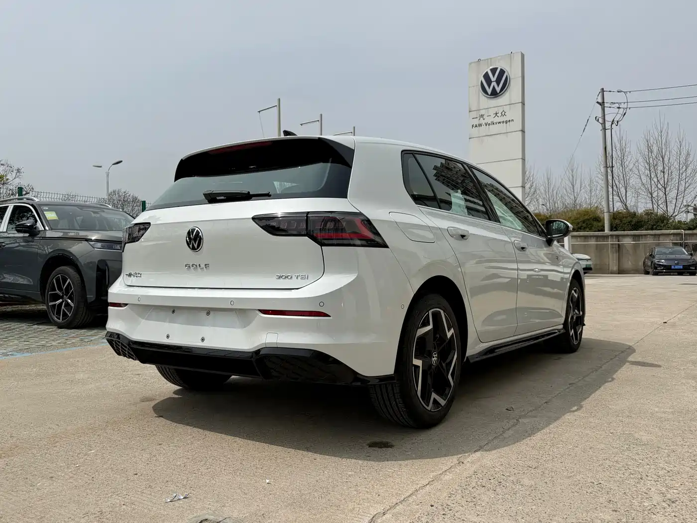 Volkswagen Golf 2025 300TSI R-Line фото 7