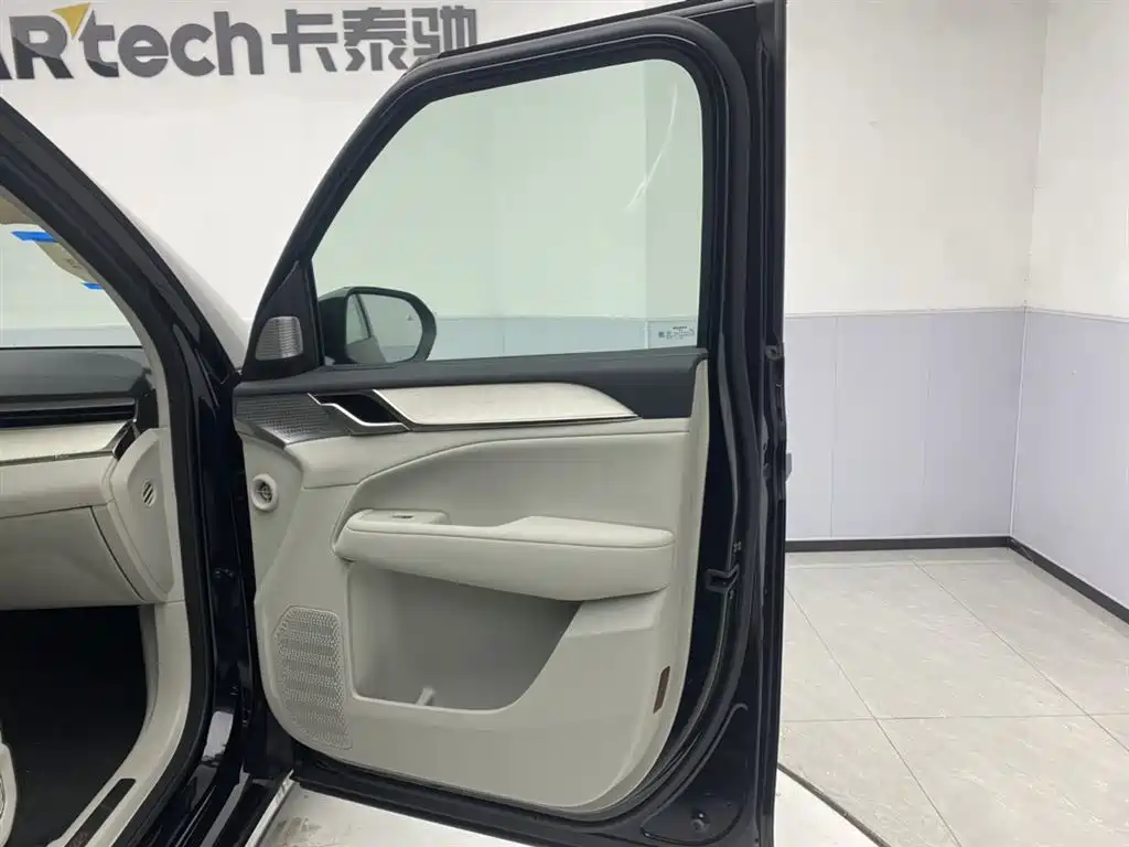 Volvo EM90 2026 2025 Ultra Six-Seater