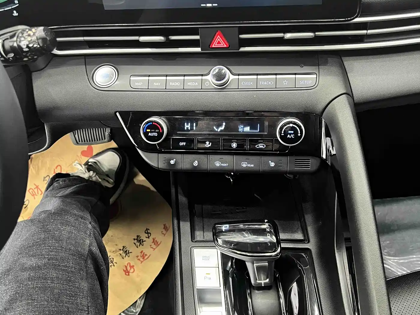 Hyundai Elantra 2023 Model 1.5L CVT LUX Premium Edition фото 13