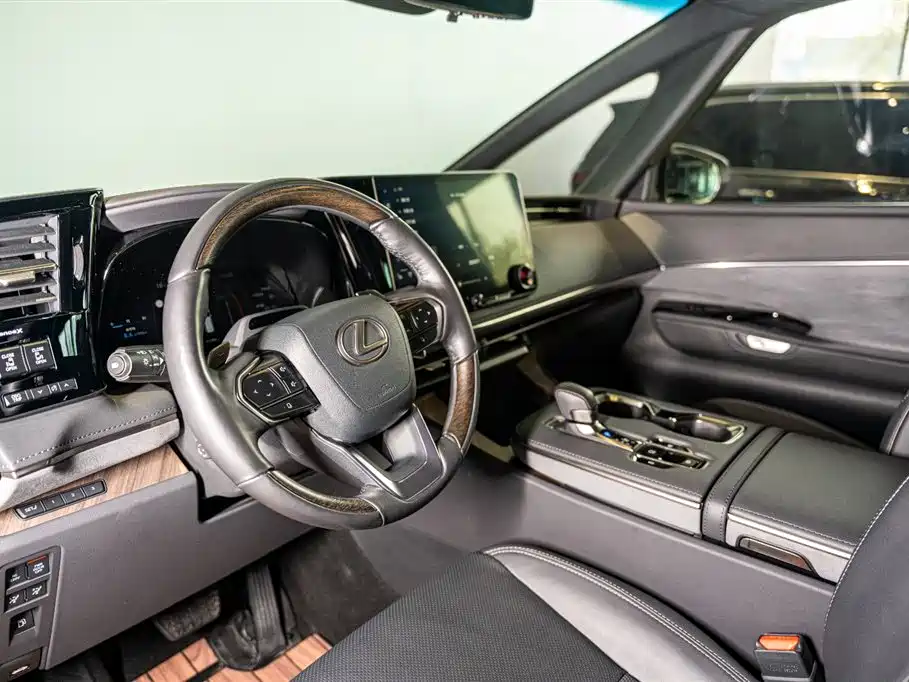 LEXUS LM