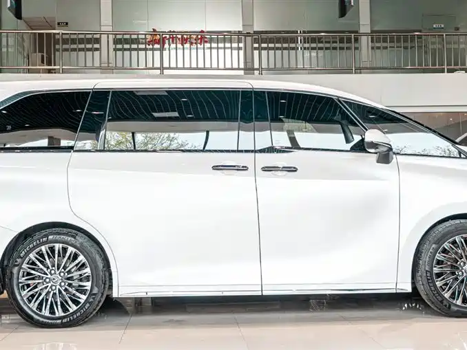 LEXUS LM