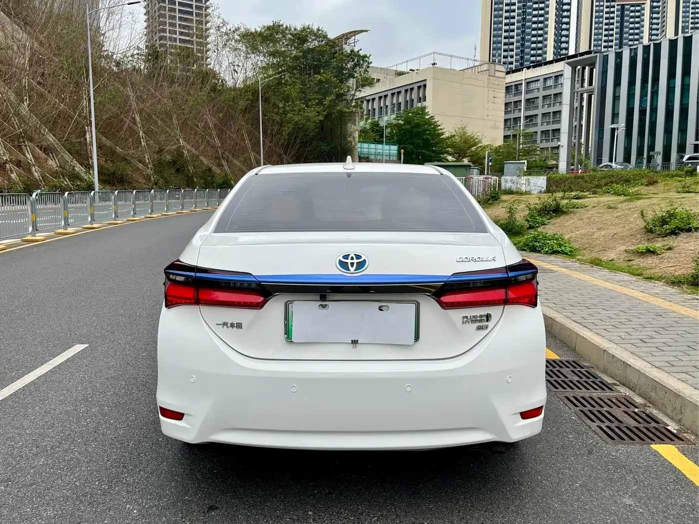 Toyota Corolla Twin Engine E+ 2020 1.8L E-CVT Comfort Edition фото 13