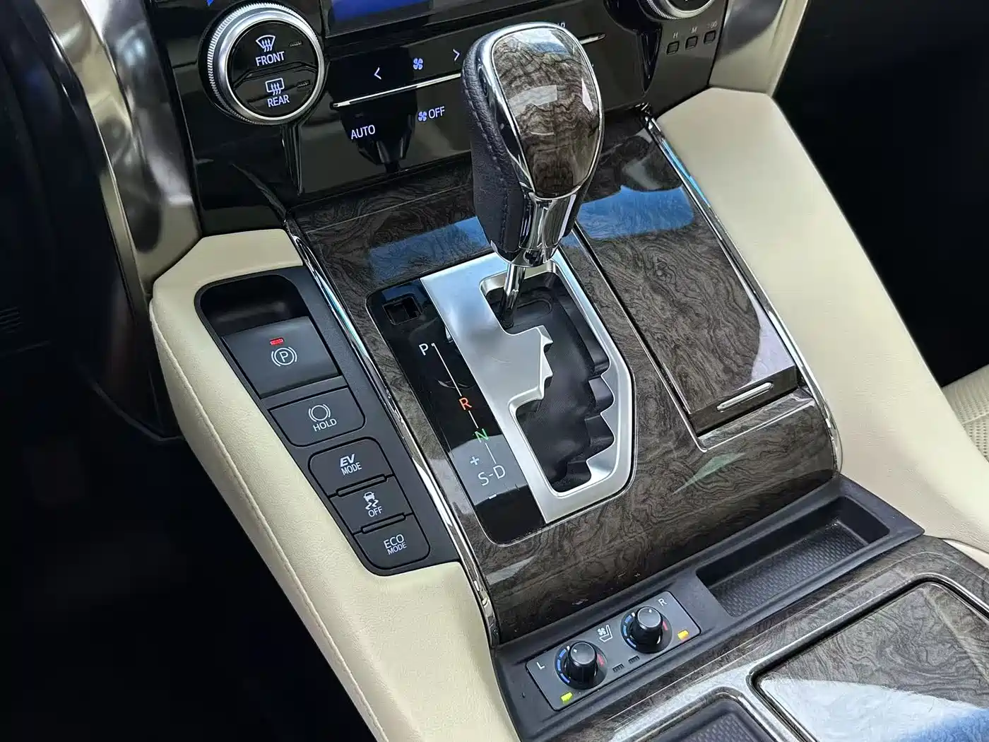 Toyota Vellfire 2019 Hybrid 2.5L HV Premium Edition фото 7