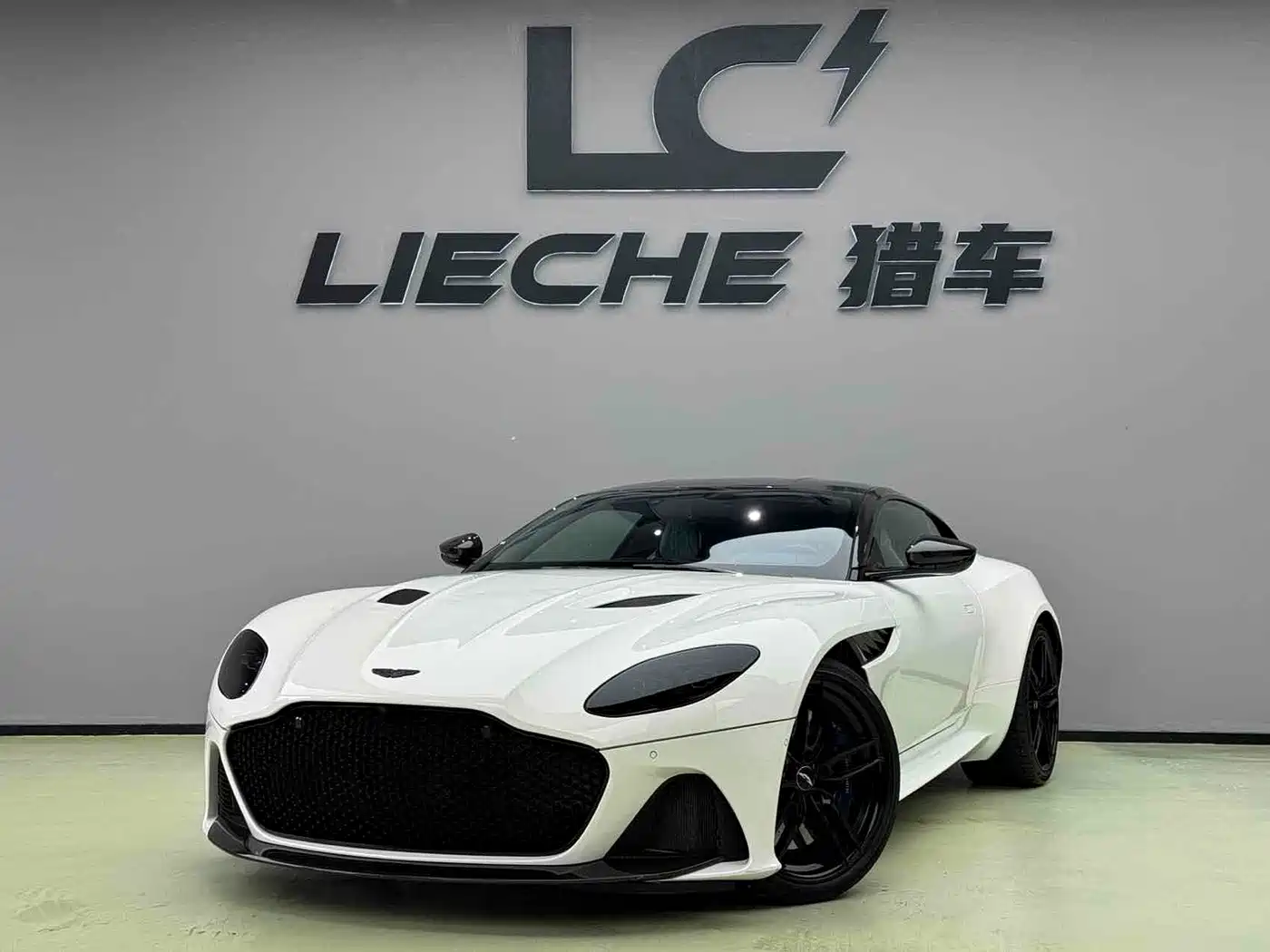 Aston Martin DBS 2020 2019 DBS Superleggera V12 Coupe