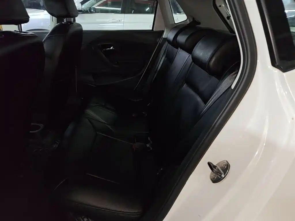 Volkswagen Polo 2016 1.4L Automatic Trend фото 17