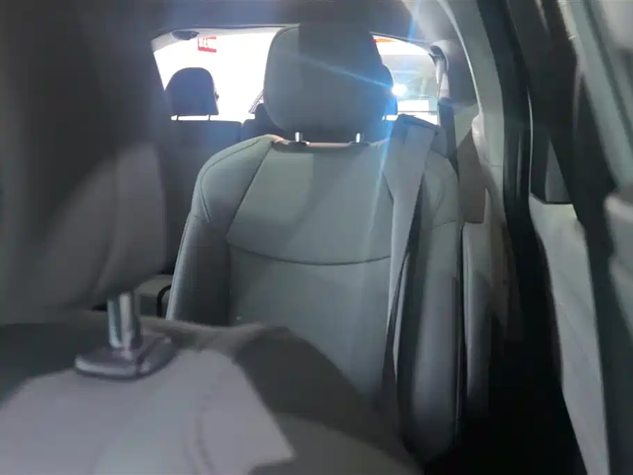 Toyota Granvia 2023 2.5L Hybrid Luxury Edition фото 11