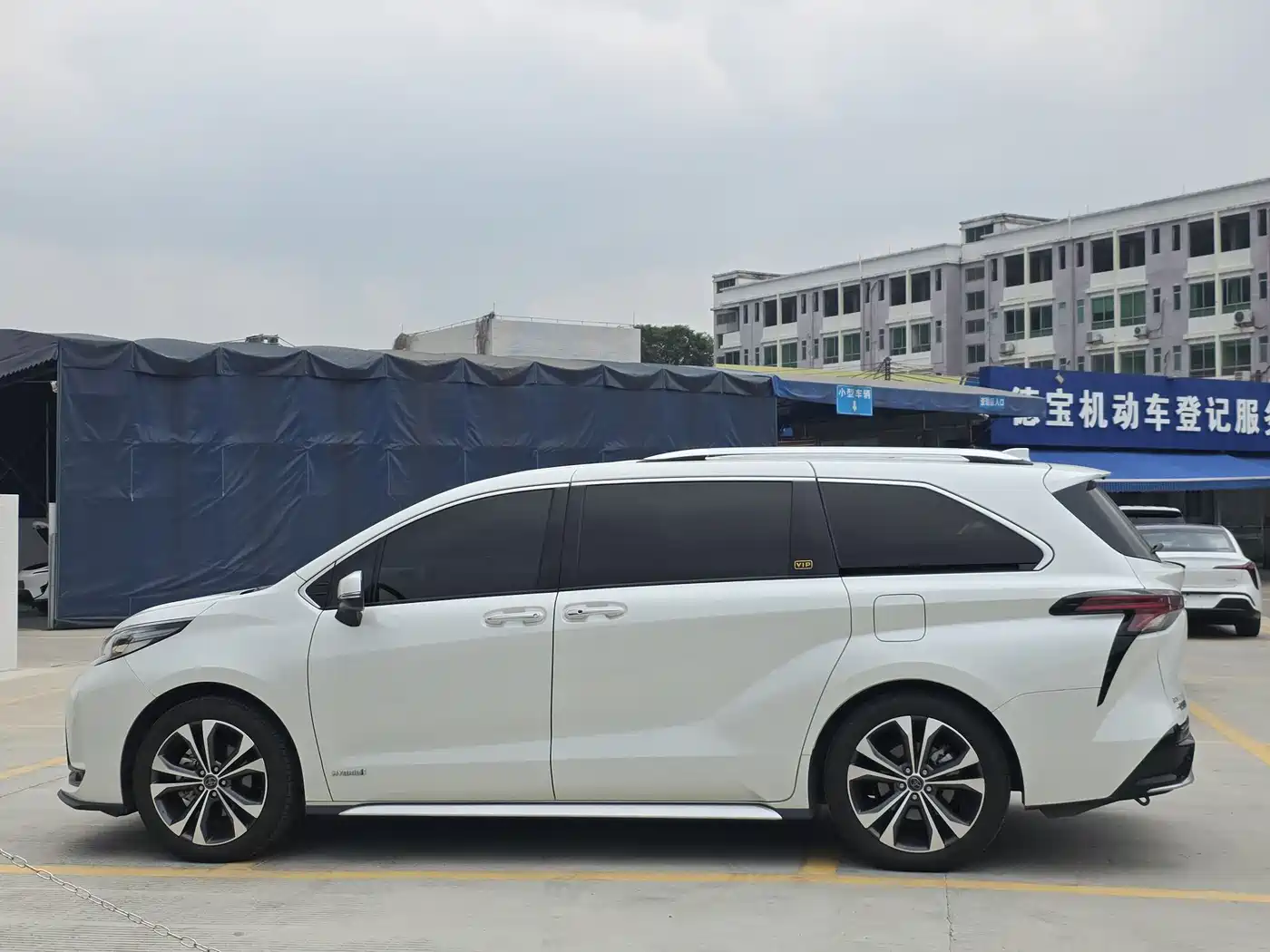 Toyota Granvia 2023 2.5L Hybrid VIP Edition фото 7