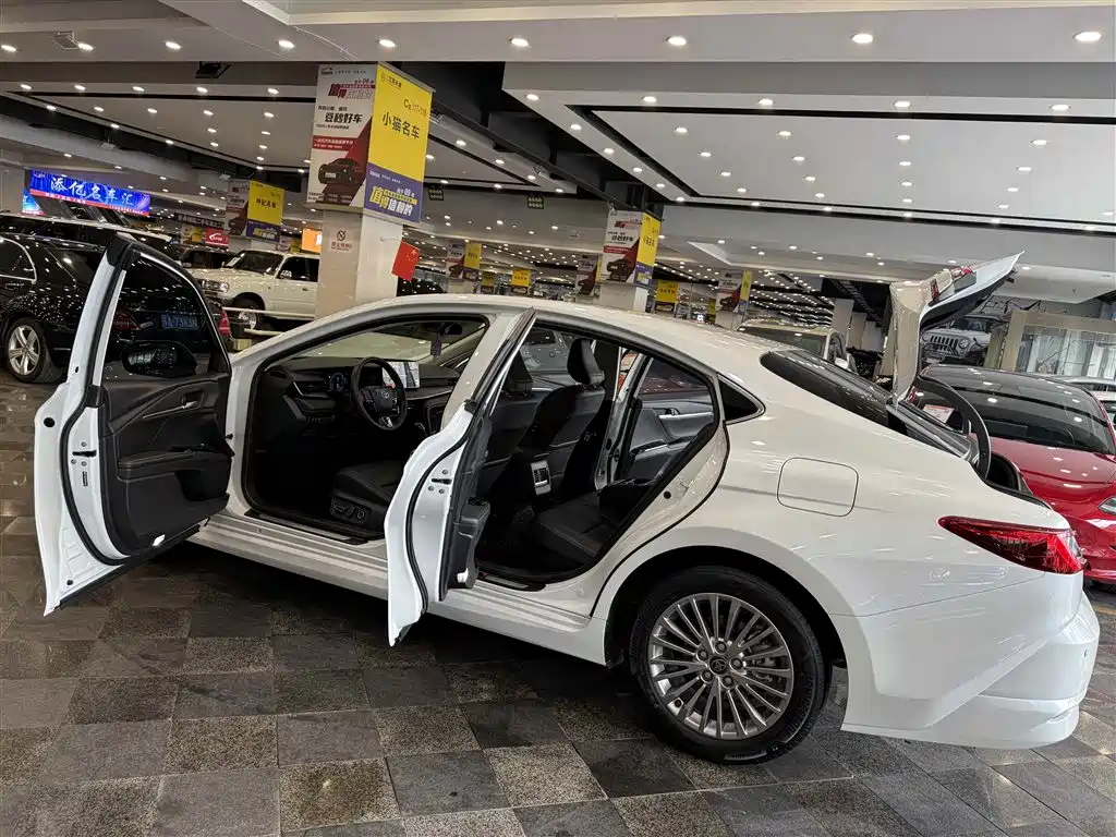 Toyota Camry 2024 Hybrid 2.0HGVP Luxury Edition фото 31