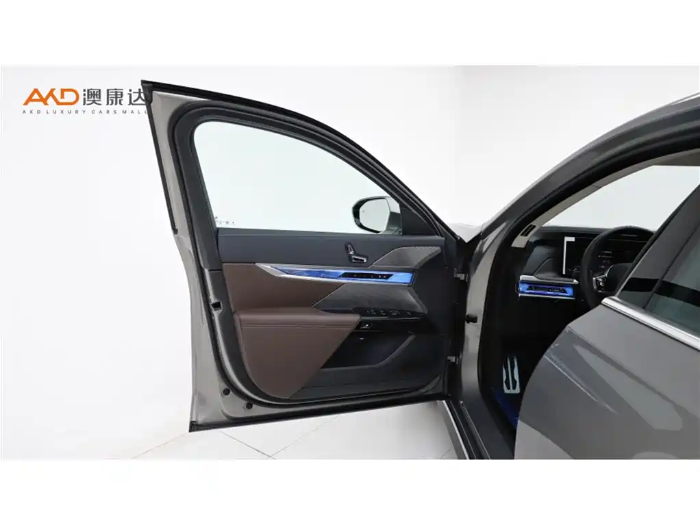 BMW 7 Series 2023 Model 740Li Leading M Sport Package фото 10