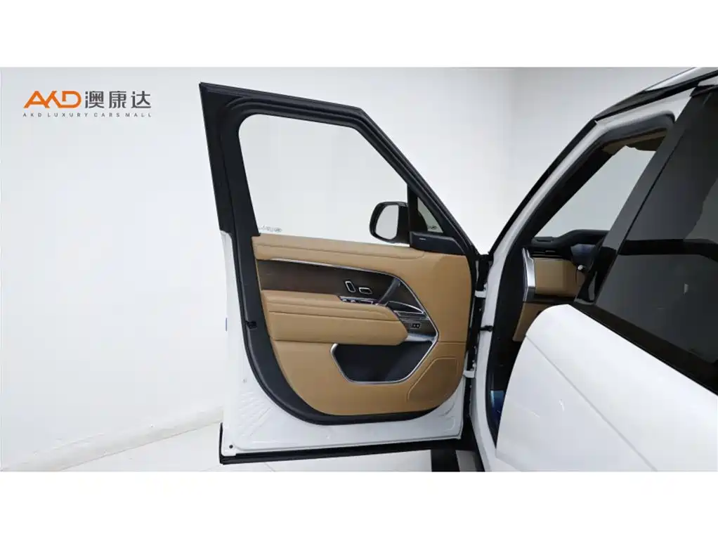 Land Rover Range Rover 2023 3.0 L6 360PS Golden Age Edition фото 10
