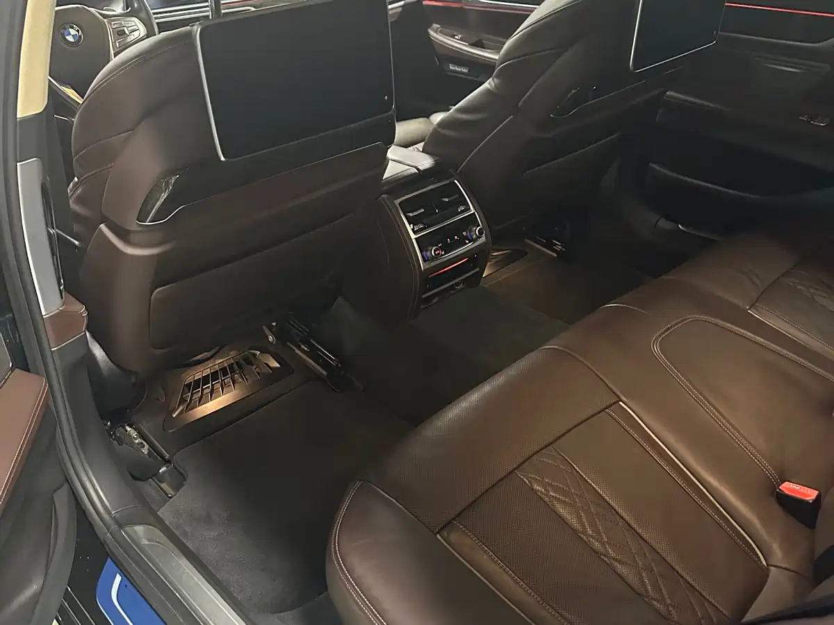 BMW 7 Series 2016 740Li Leading Edition фото 11