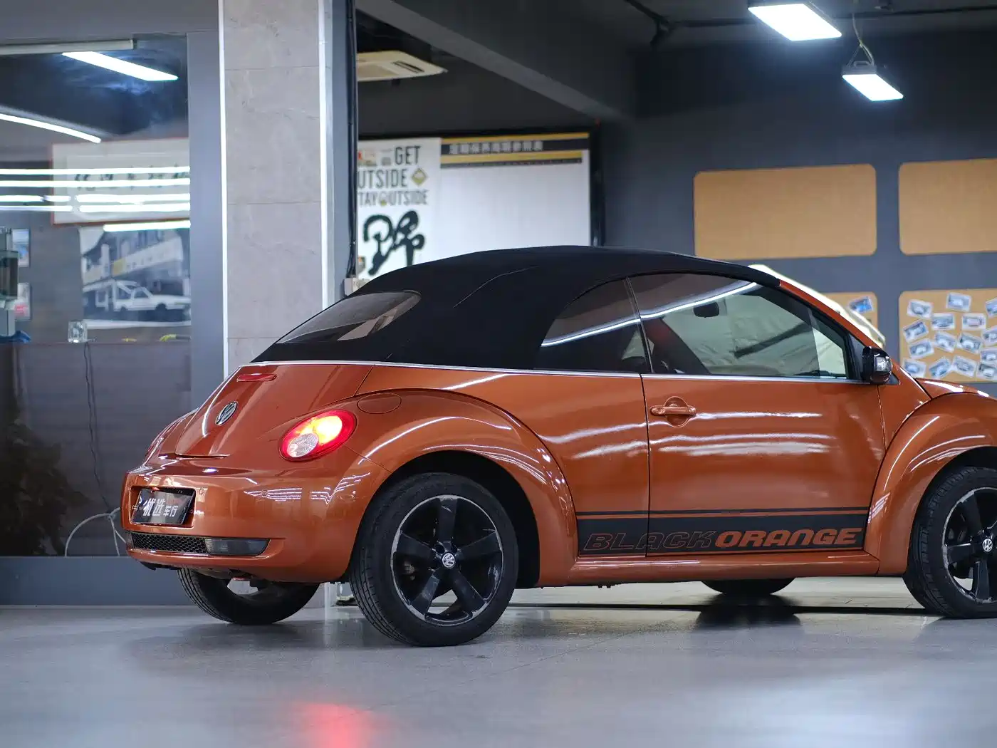Volkswagen Beetle 2010 Model 2.0 BlackOrange Convertible Luxury Edition фото 6