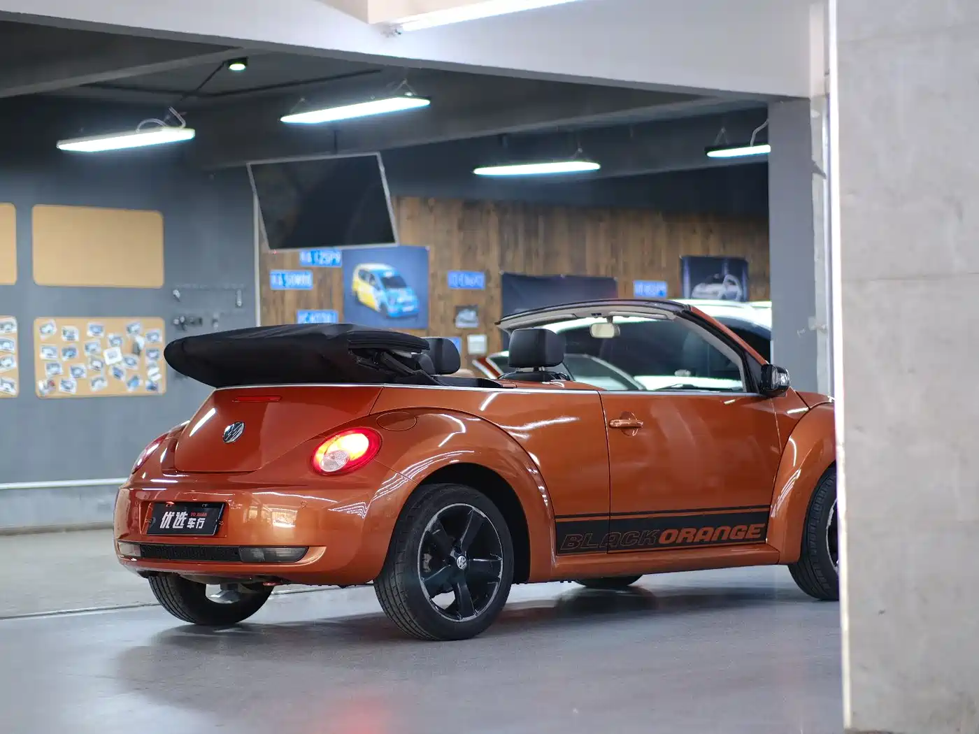 Volkswagen Beetle 2010 Model 2.0 BlackOrange Convertible Luxury Edition фото 12