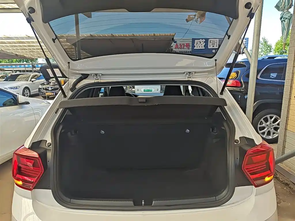 Volkswagen Polo 2019 Plus 1.5L Automatic Panorama Enjoyment Edition фото 19