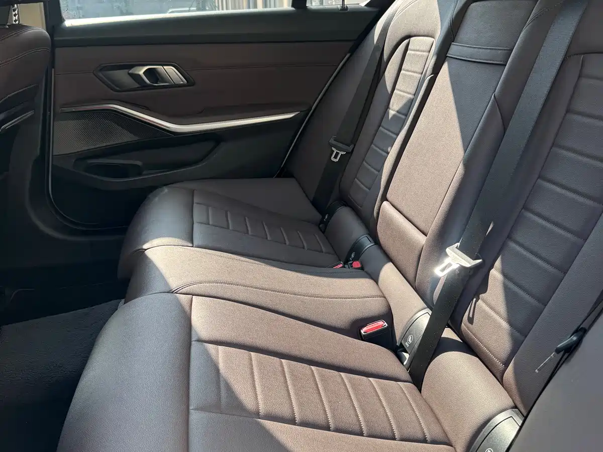 Photo 3 - BMW 3 Series