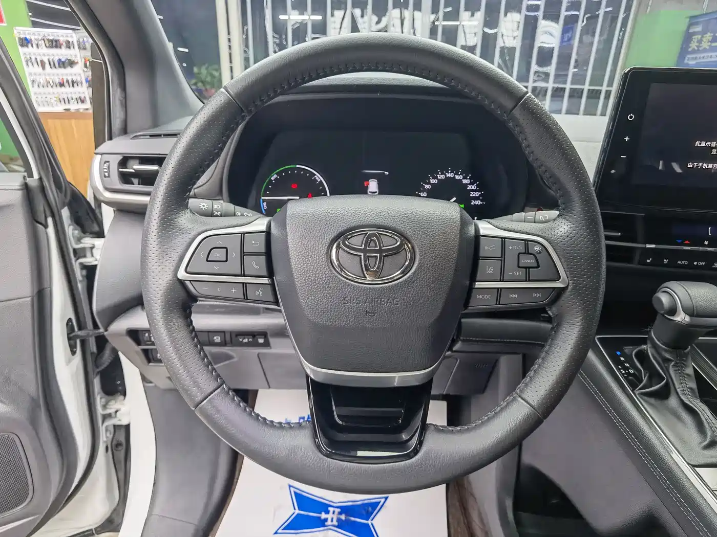 Toyota Sienna 2023 2.5L Hybrid Premium Edition фото 12
