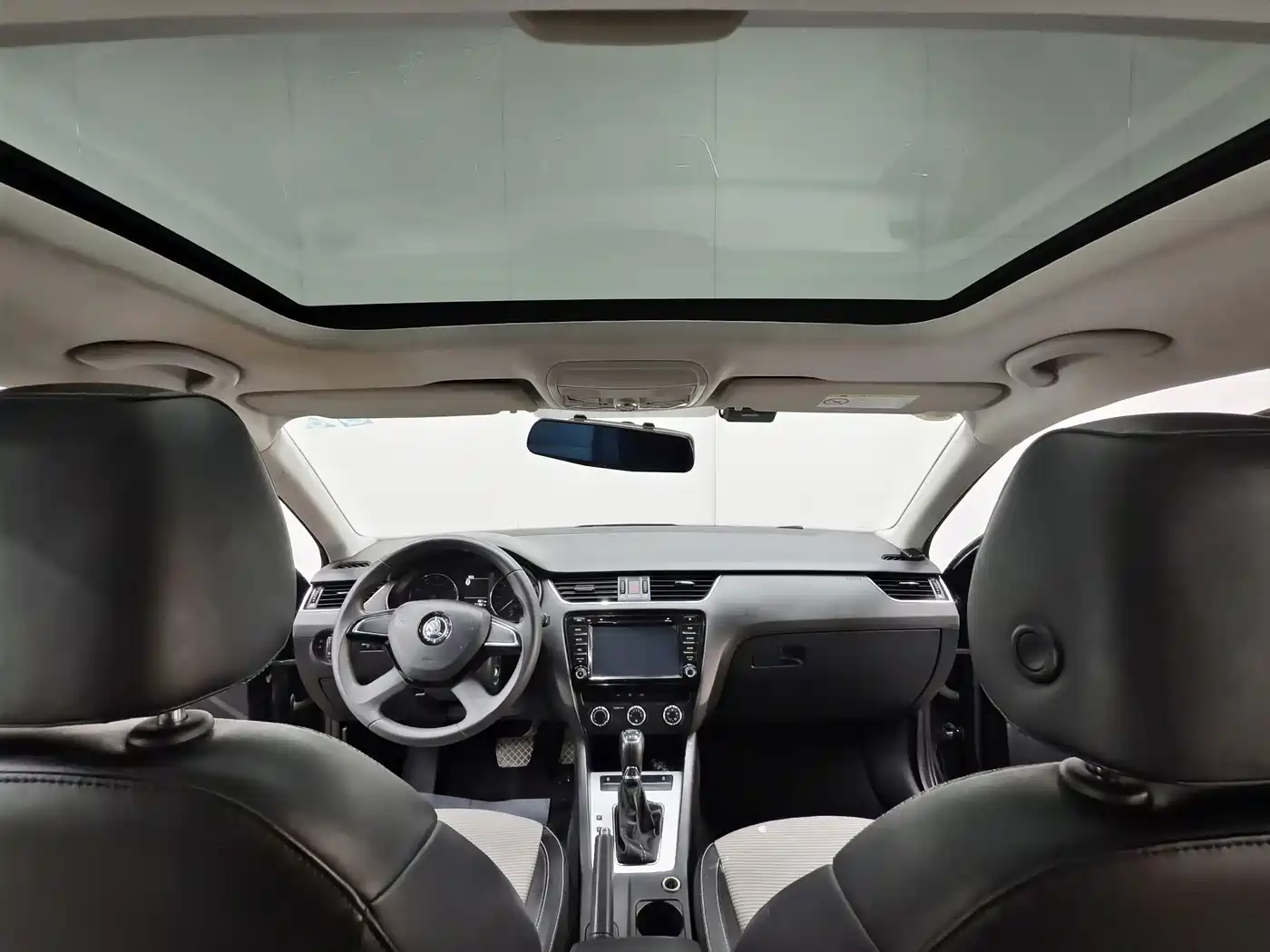 Škoda Octavia 2016 1.6L Automatic Pioneer Edition фото 9