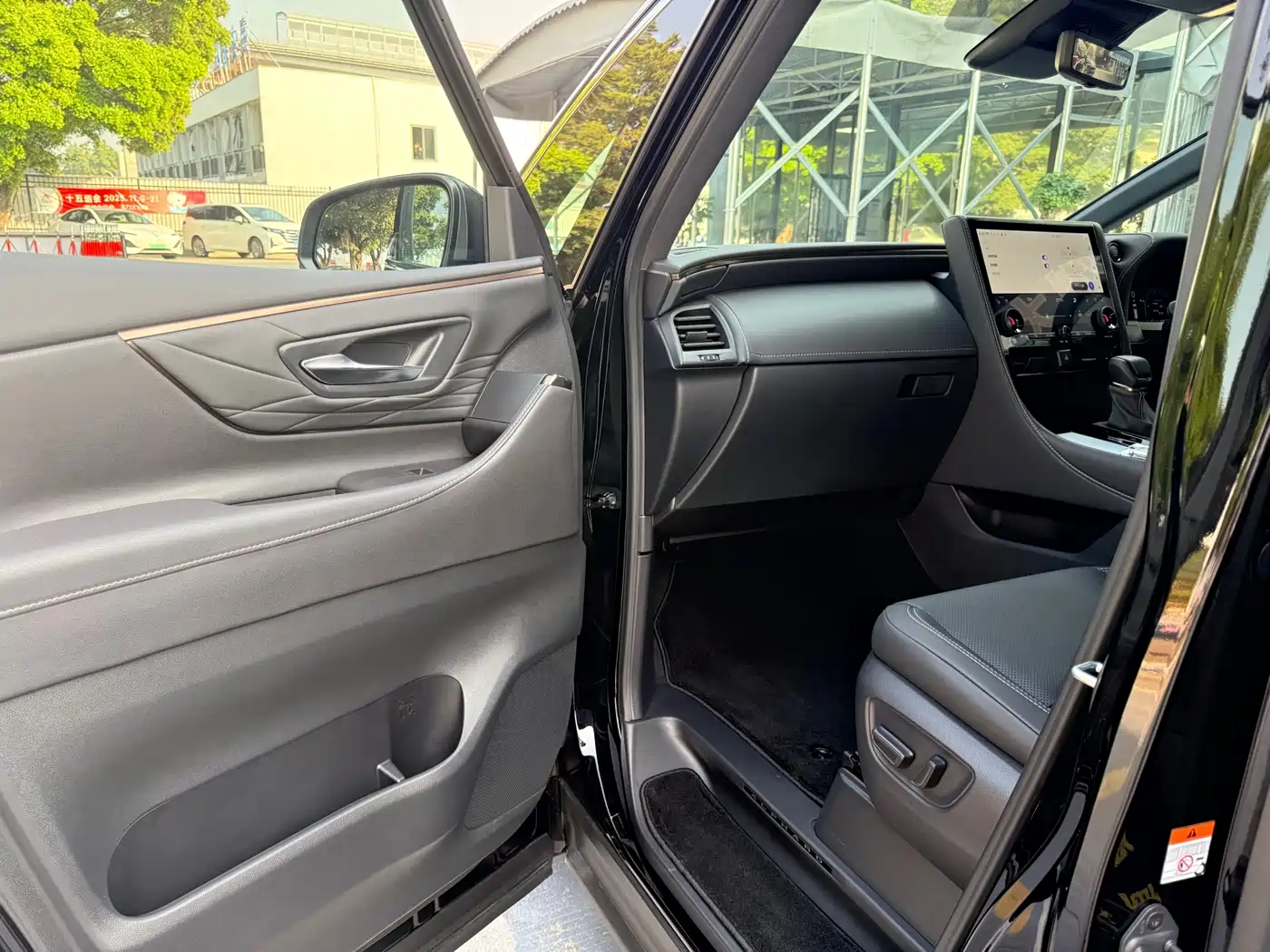 Toyota Alphard 2025 Hybrid 2.5L Ultimate Gold Edition фото 14