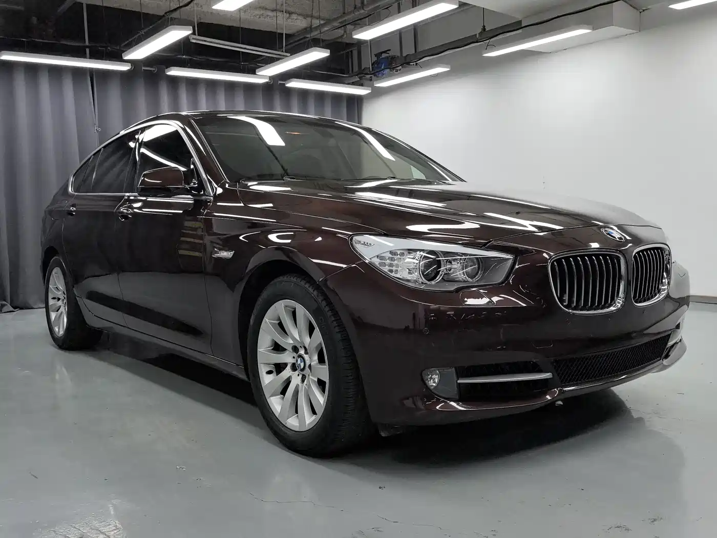 BMW 5 Series GT 2010 535i Leading Model фото 3
