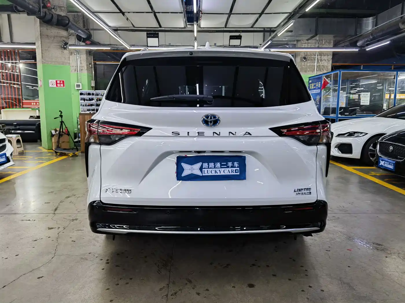 Toyota Sienna 2023 2.5L Hybrid Premium Edition фото 5
