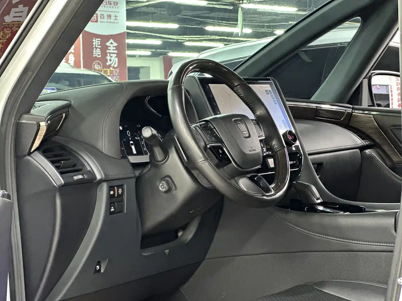 Toyota Vellfire 2024 Crown Hybrid 2.5L Executive Premium Edition фото 37
