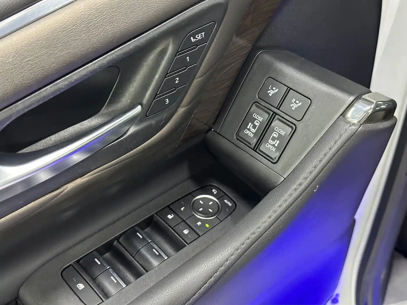 Toyota Vellfire 2024 Crown Hybrid 2.5L Executive Premium Edition фото 38