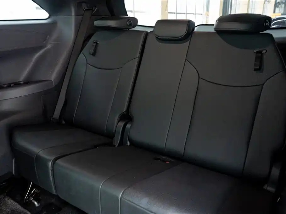 Toyota Sienna 2023 2.5L Hybrid Premium Edition фото 19