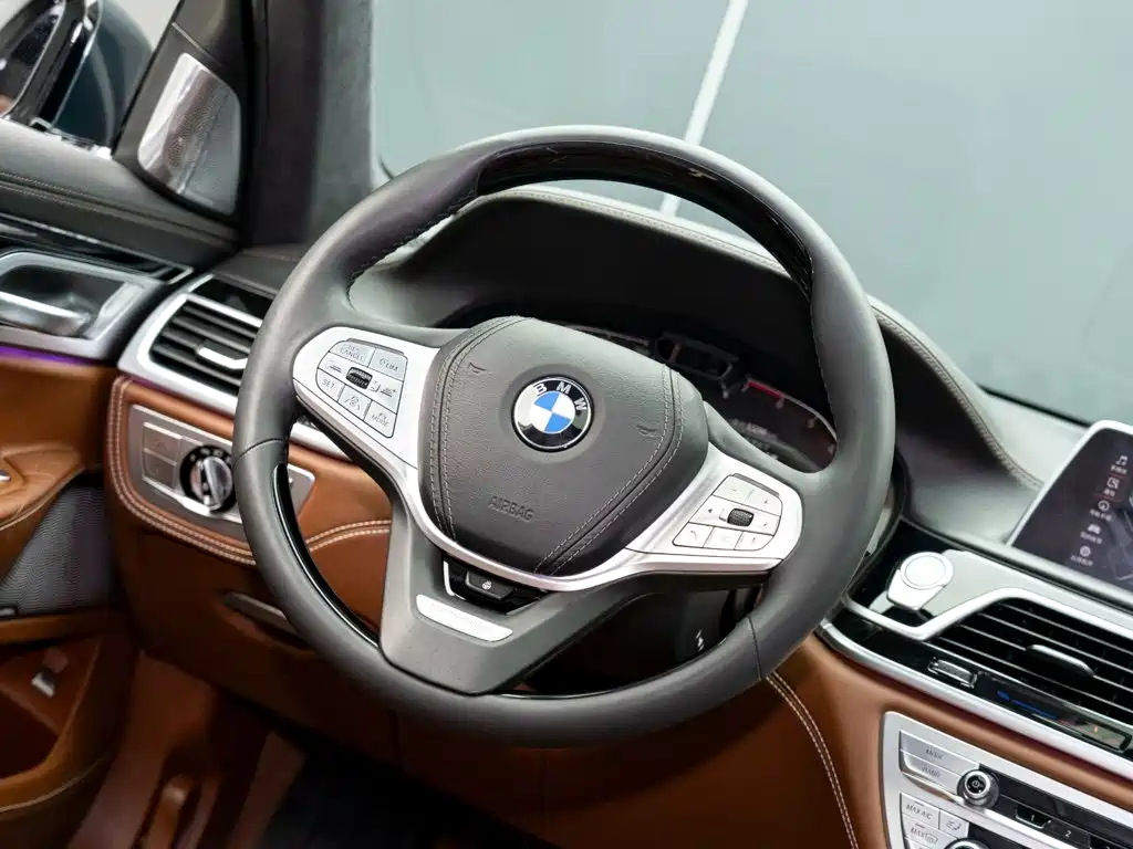 Фото 16 - BMW 7 Series