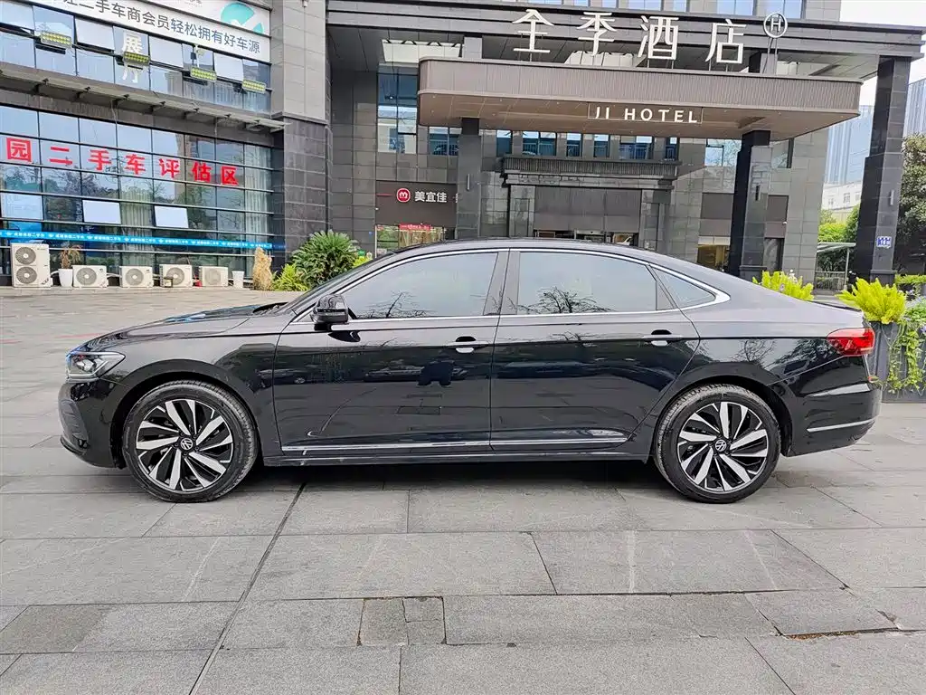 Volkswagen Passat 2025 Outstanding 330TSI Elite Edition фото 3