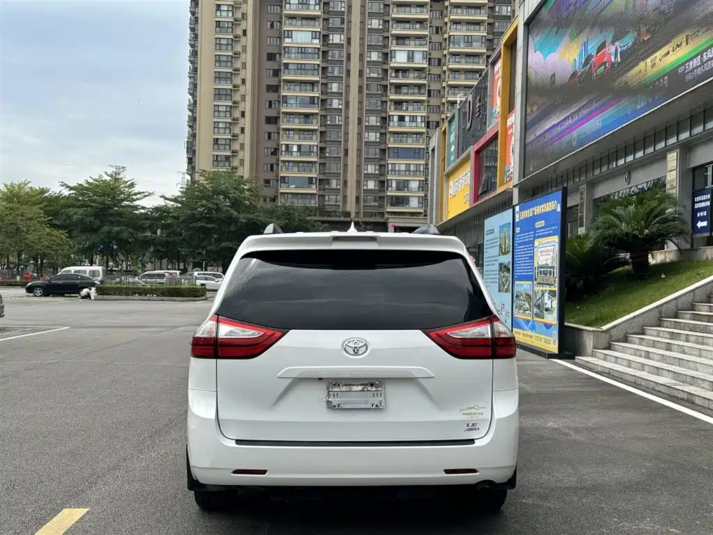 Toyota Sienna фото 6