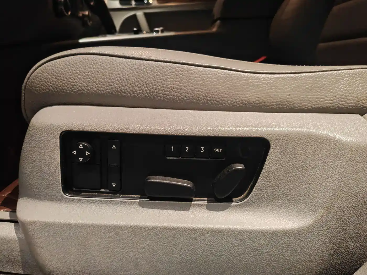 Volkswagen Touareg 2007 4.2L Premium фото 11