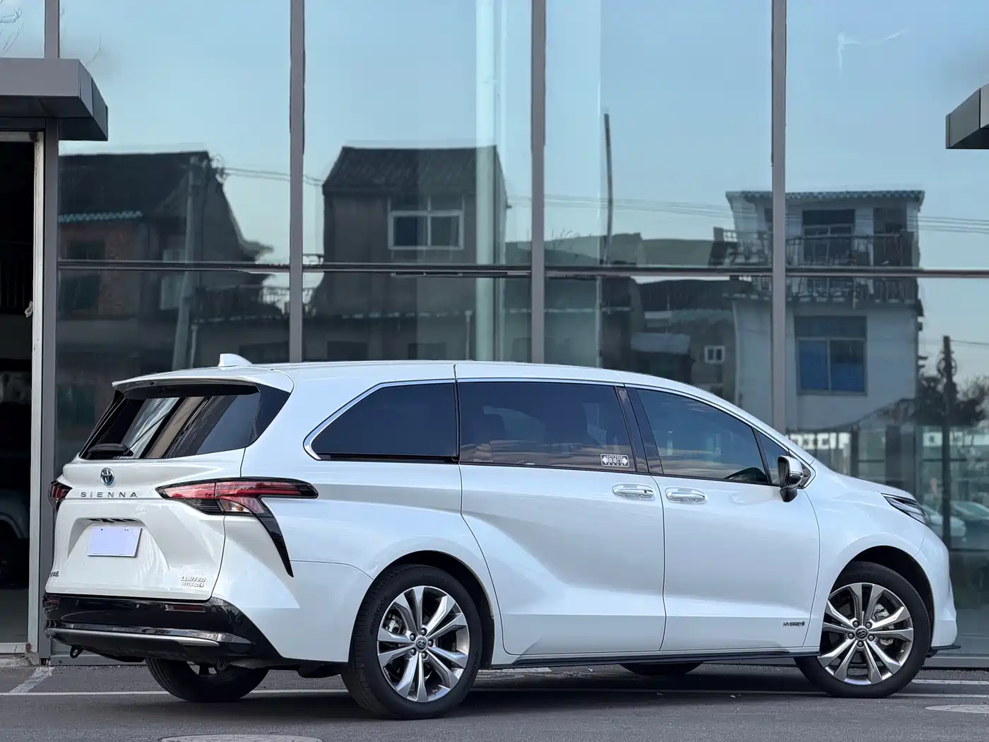 Toyota Sienna 2023 2.5L Hybrid Premium Edition фото 5