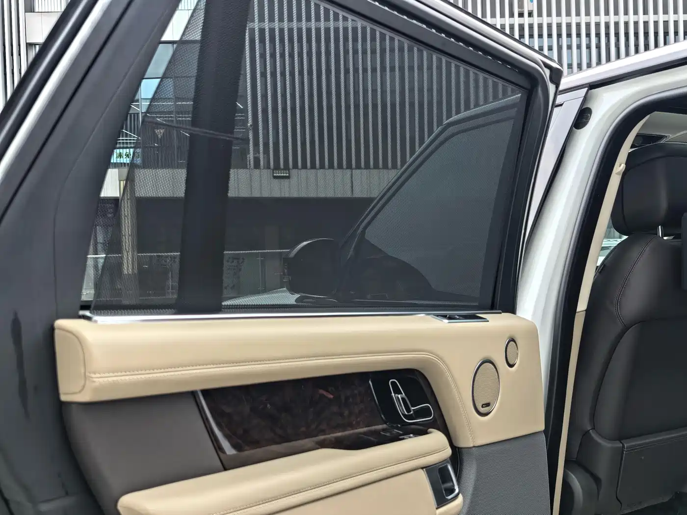 Land Rover Range Rover 2021 3.0 L6 Heritage Extended Classic Edition фото 20