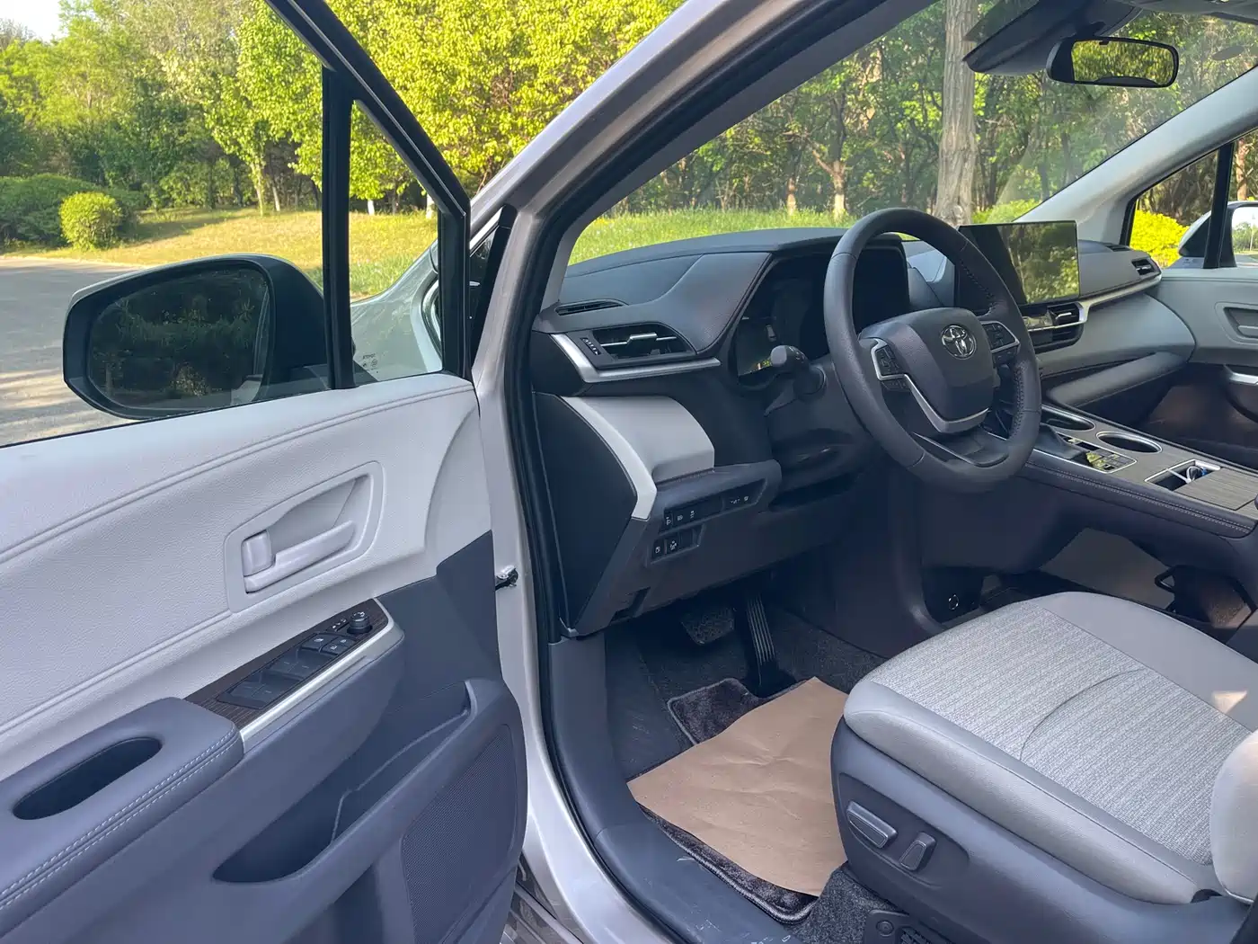 Toyota Sienna 2026 Model 2.5L Hybrid 2WD Comfort Edition фото 4