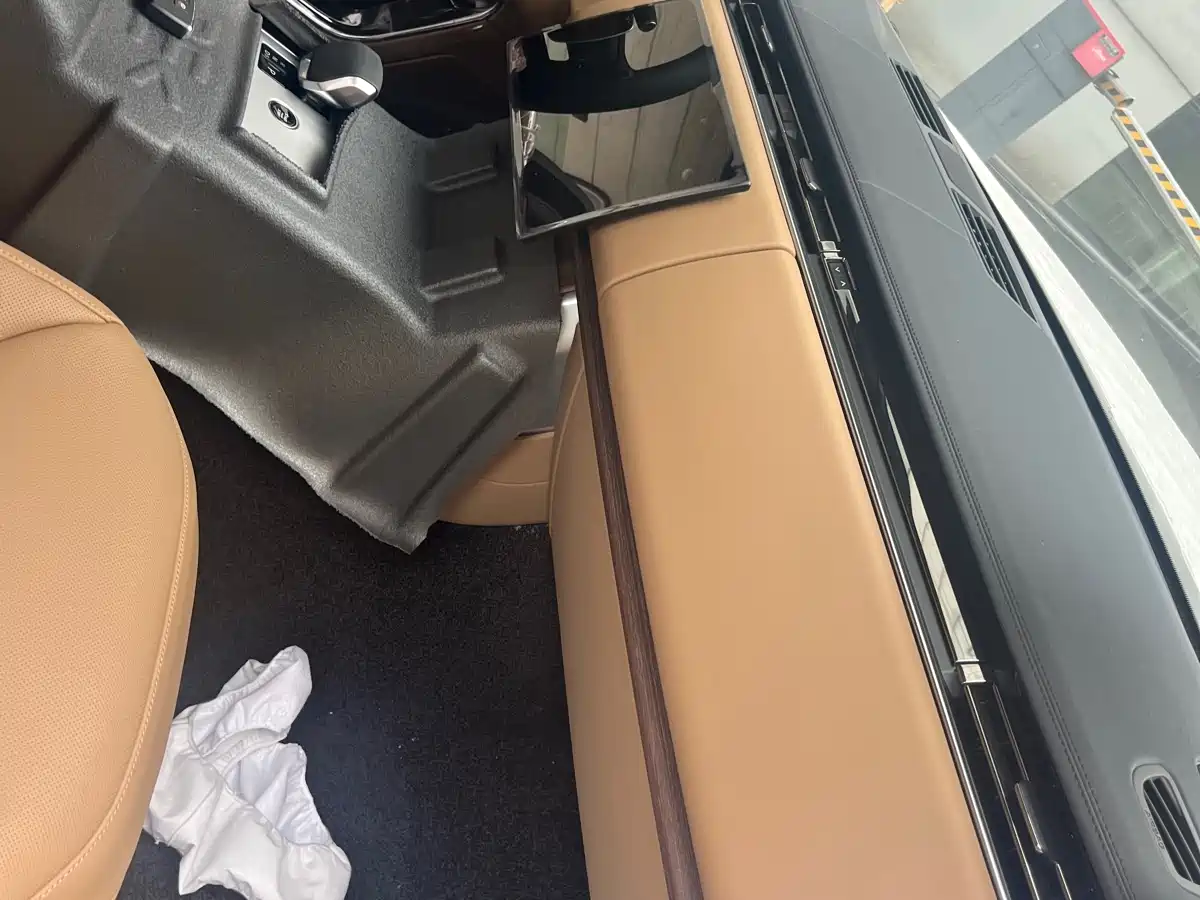 Land Rover Range Rover 2026 Model 3.0 L6 400PS SE Long Wheelbase Version фото 6
