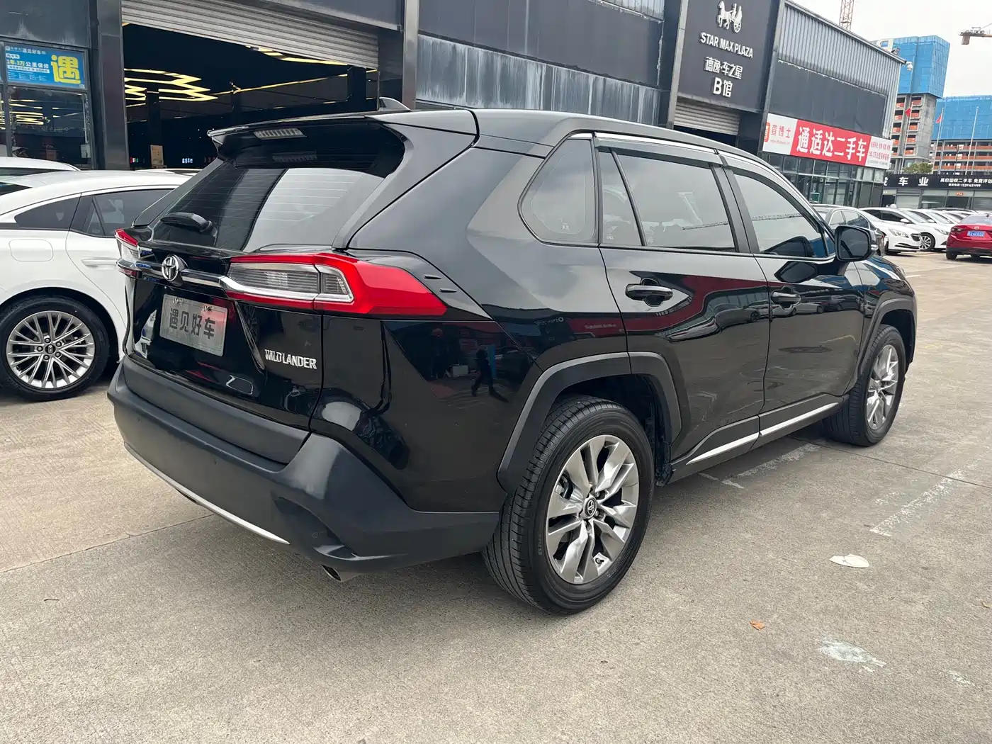 Toyota Wildlander 2022 2.0L CVT FWD Luxury PLUS Edition фото 5