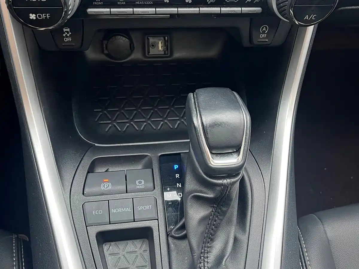 Toyota Wildlander 2022 2.0L CVT FWD Luxury PLUS Edition фото 16