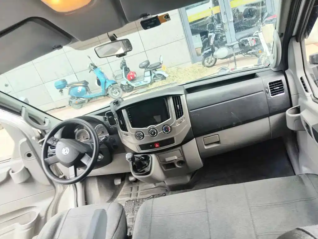 Dongfeng Yufeng Yufeng 2020 2020 Model 2.3T Economy Standard Edition Logistics Vehicle Short Wheelbase Medium Roof 5-9 Seats WP2.3