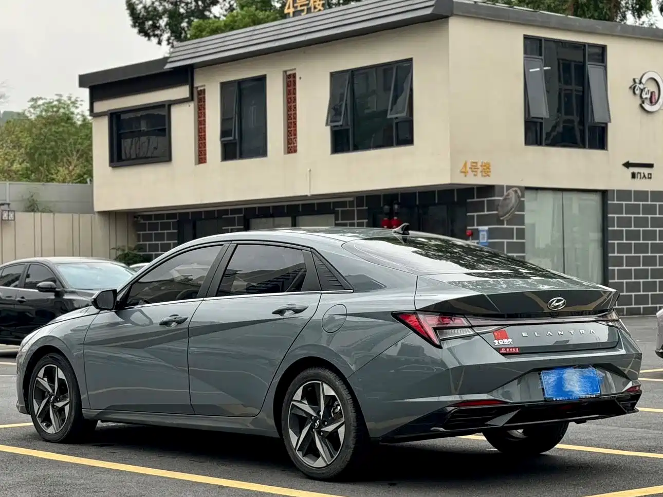 Hyundai Elantra 2021 1.5L CVT LUX Premium Edition фото 11