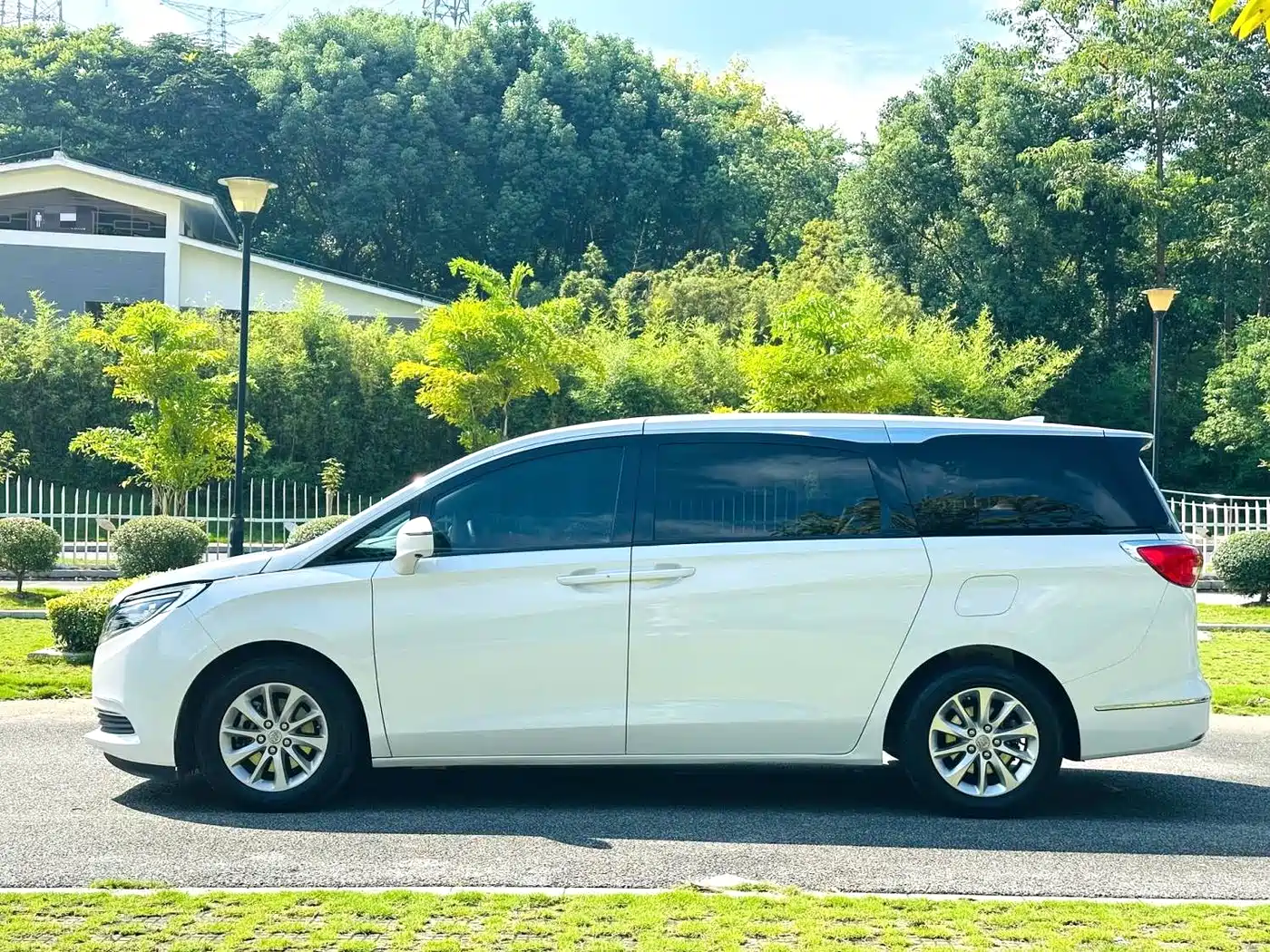 Buick GL8 2018 ES 28T Comfort Type China VI фото 7
