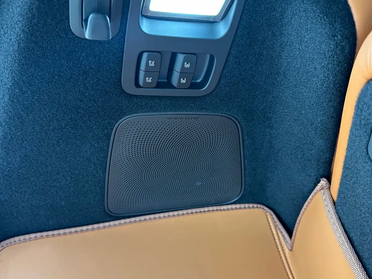 AITO Wenjie AITO M9 2024 Range Extender Max Edition 42kWh 6-seater фото 29