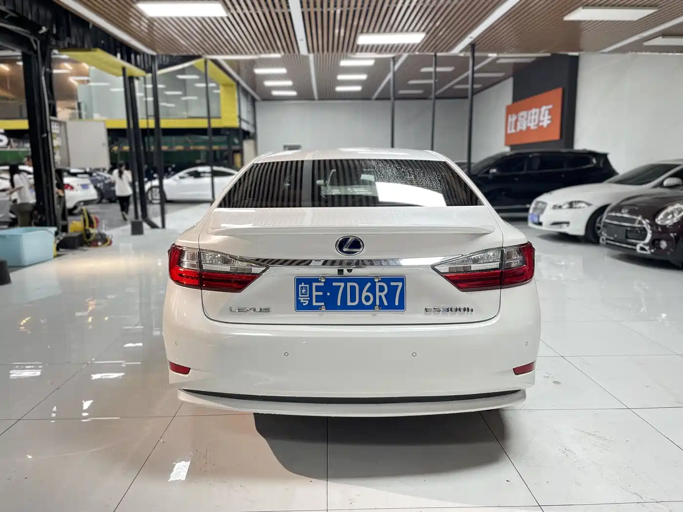 Lexus ES 2017 300h Mark Levinson Comfort Edition фото 6